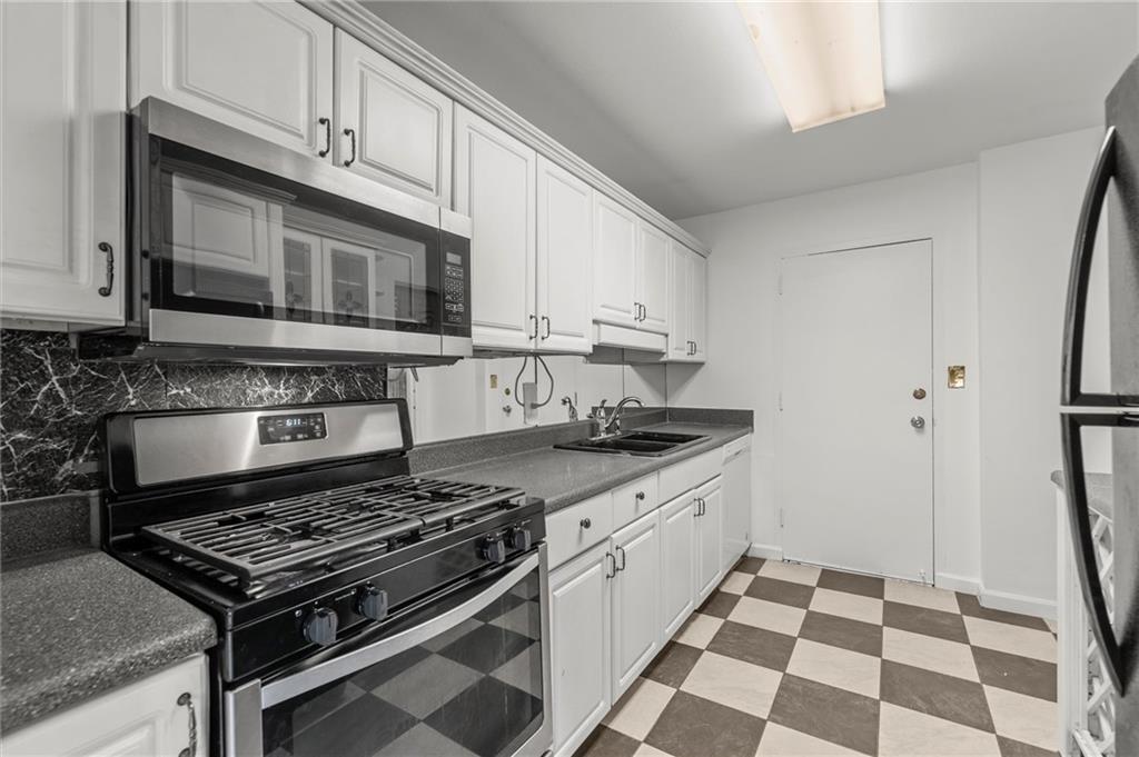 215 Piedmont Avenue Northeast, Unit 1608 Atlanta, GA 30308 - Photo 15 of 25 a kitchen with stainless steel appliances granite countertop a stove and a sink