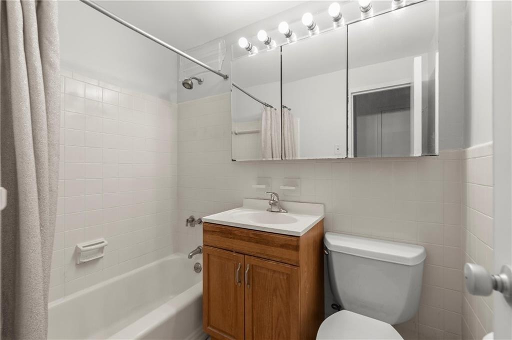 215 Piedmont Avenue Northeast, Unit 1608 Atlanta, GA 30308 - Photo 20 of 25 a bathroom with a sink a toilet and bathtub
