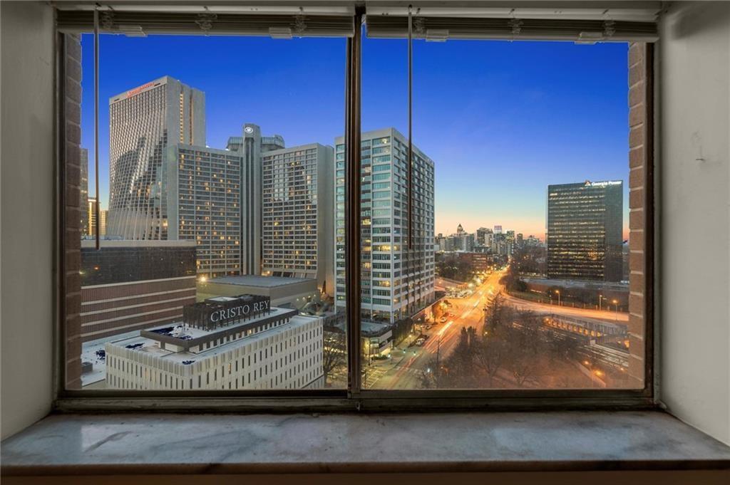 215 Piedmont Avenue Northeast, Unit 1608 Atlanta, GA 30308 - Photo 25 of 25 a view of a living room with a bench