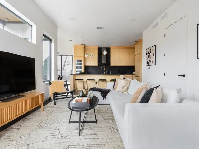 a en suite bathroom with a double vanity sink and mirror