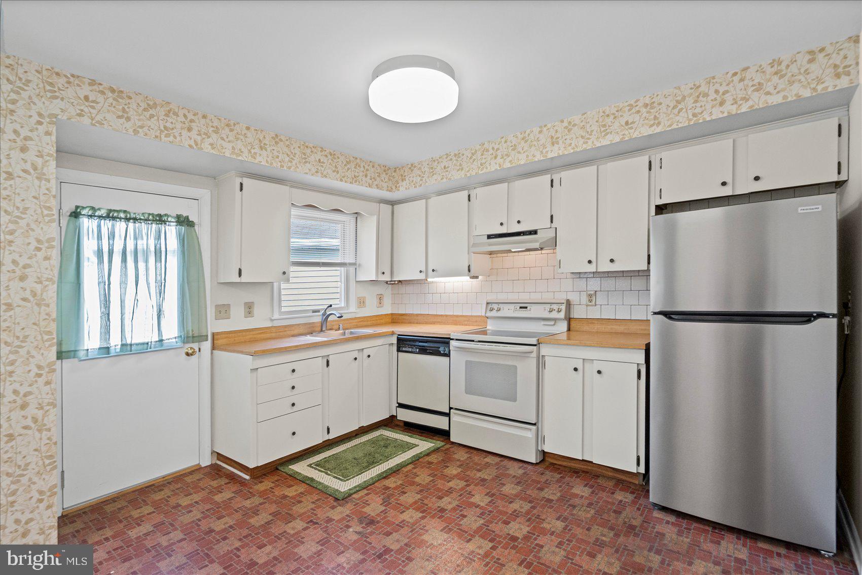 4006 Silvage Road Baltimore, MD 21236 - Photo 12 of 44 a kitchen with granite countertop cabinets and refrigerator