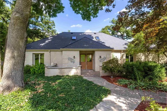 $535,000 | 600 Sycamore Drive, Le Claire, IA 52753