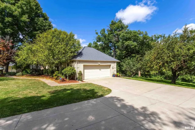 $535,000 | 600 Sycamore Drive, Le Claire, IA 52753