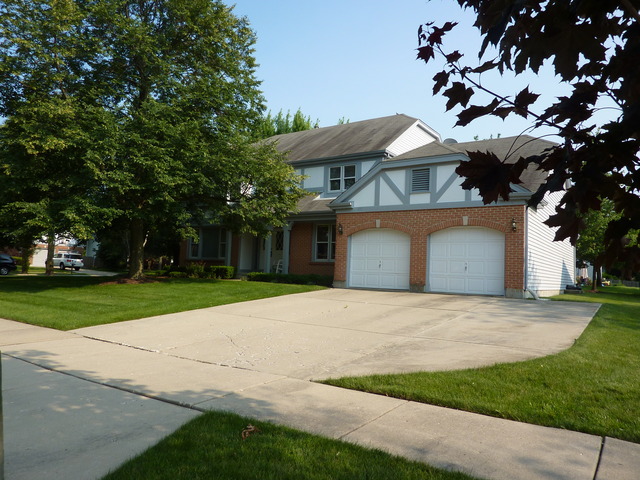 631 Raintree Road Buffalo Grove, IL 60089 - Photo 2 of 22 a front view of house with yard