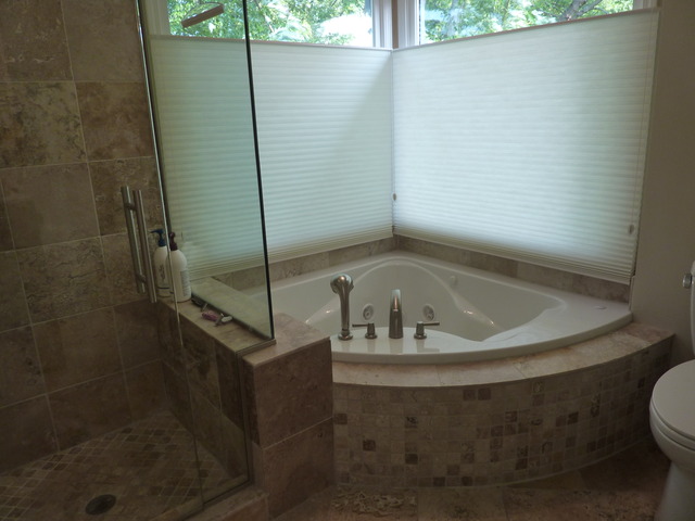 631 Raintree Road Buffalo Grove, IL 60089 - Photo 13 of 22 a bathroom with a bathtub