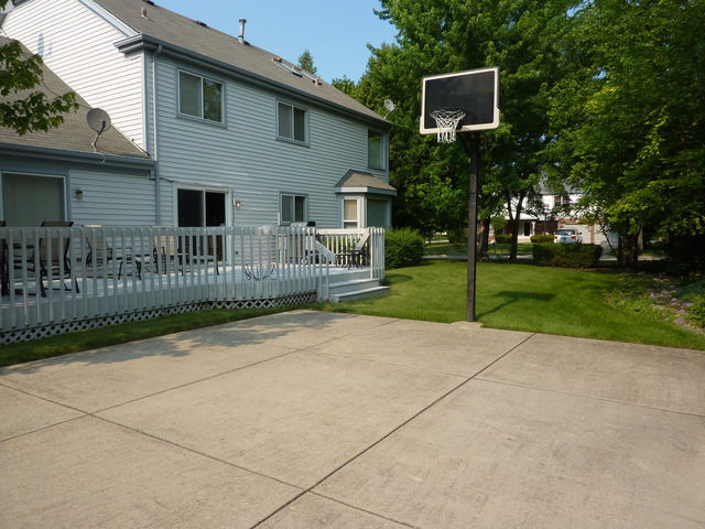 631 Raintree Road Buffalo Grove, IL 60089 - Photo 21 of 22 a front view of a house with yard