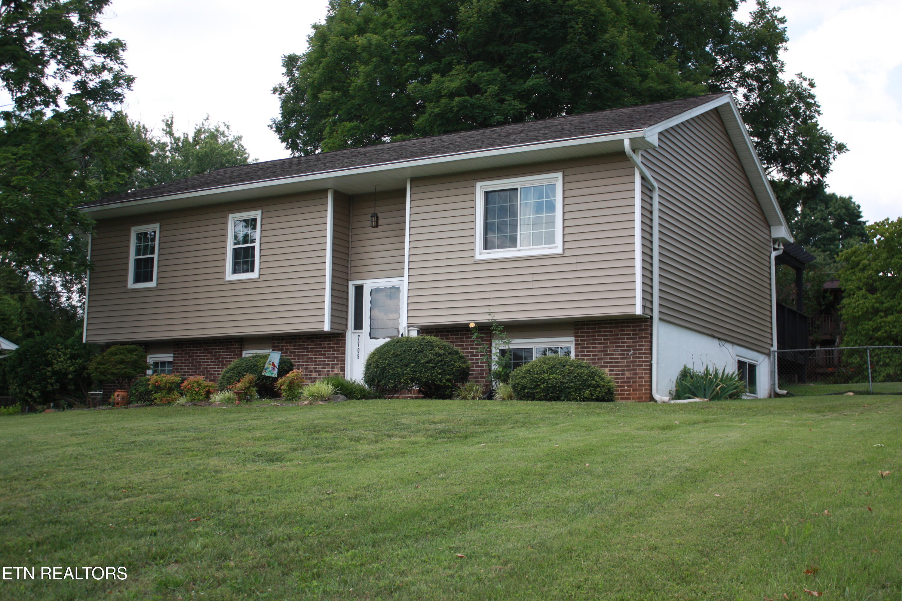 7709 Windsong Road Powell, TN 37849 - Photo 2 of 24 IMG_3049