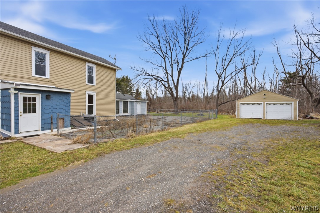 6043 Old Niagara Road Lockport Town, NY 14094 - Photo 3 of 46