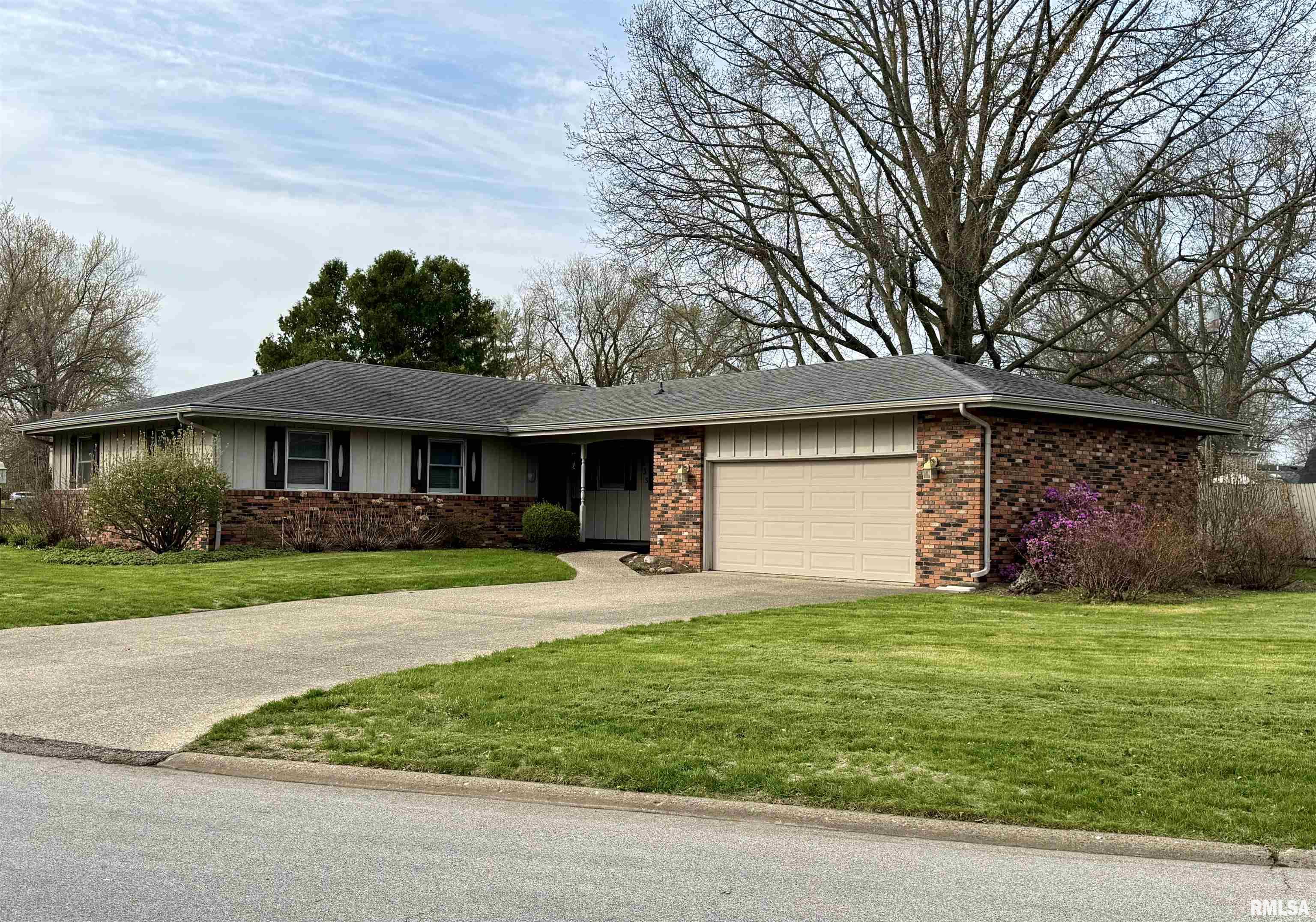 833 Madelyn Avenue Macomb, IL 61455 - Photo 3 of 53