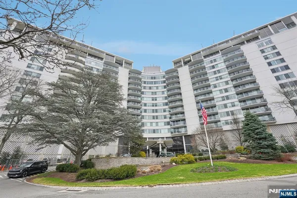 $329,000 | 1 Claridge Drive, Unit 104, Verona, NJ 07044
