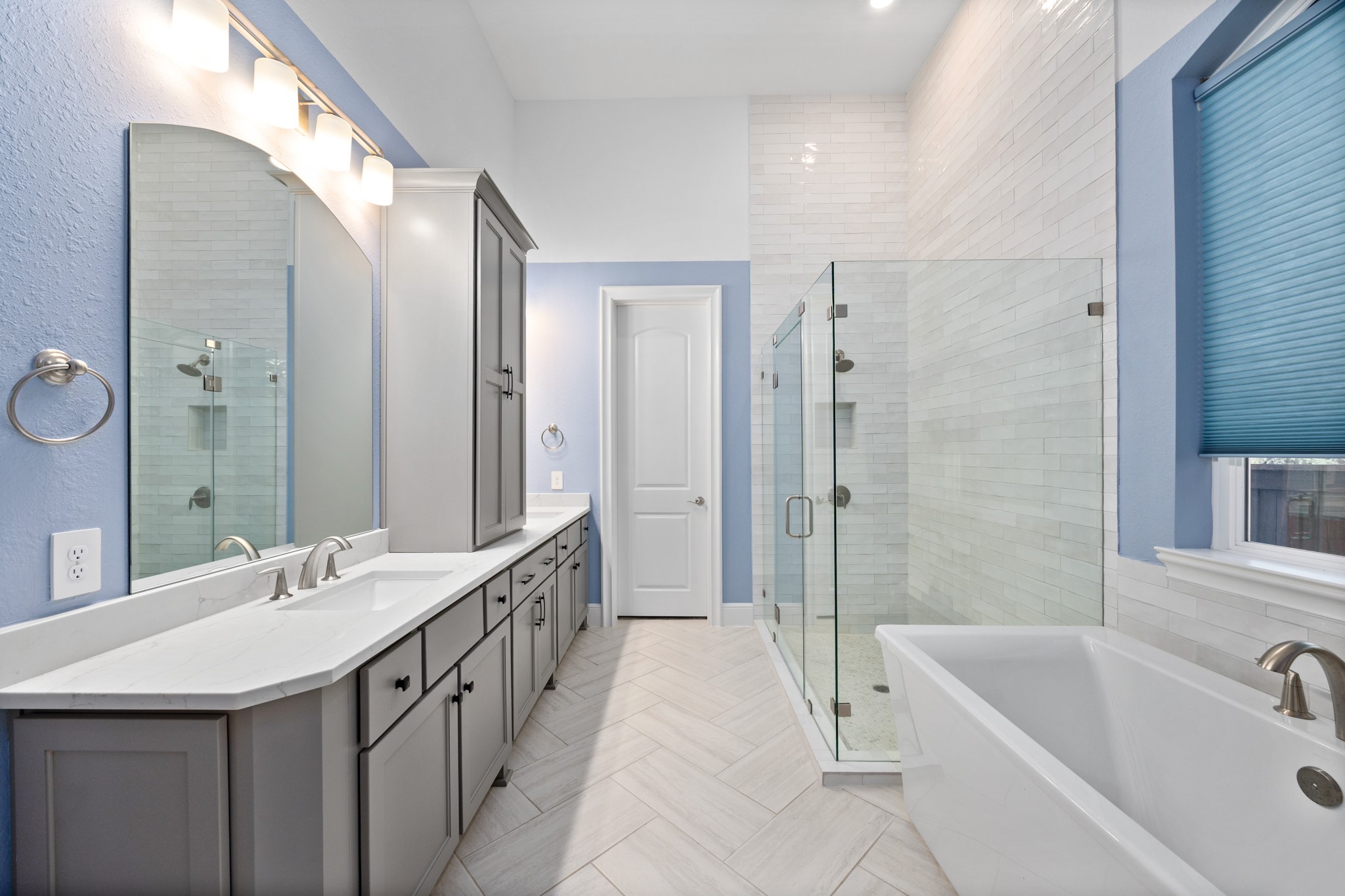8538 Tynan Ridge Drive Magnolia, TX 77354 - Photo 38 of 50 a spacious bathroom with a bathtub sink and mirror