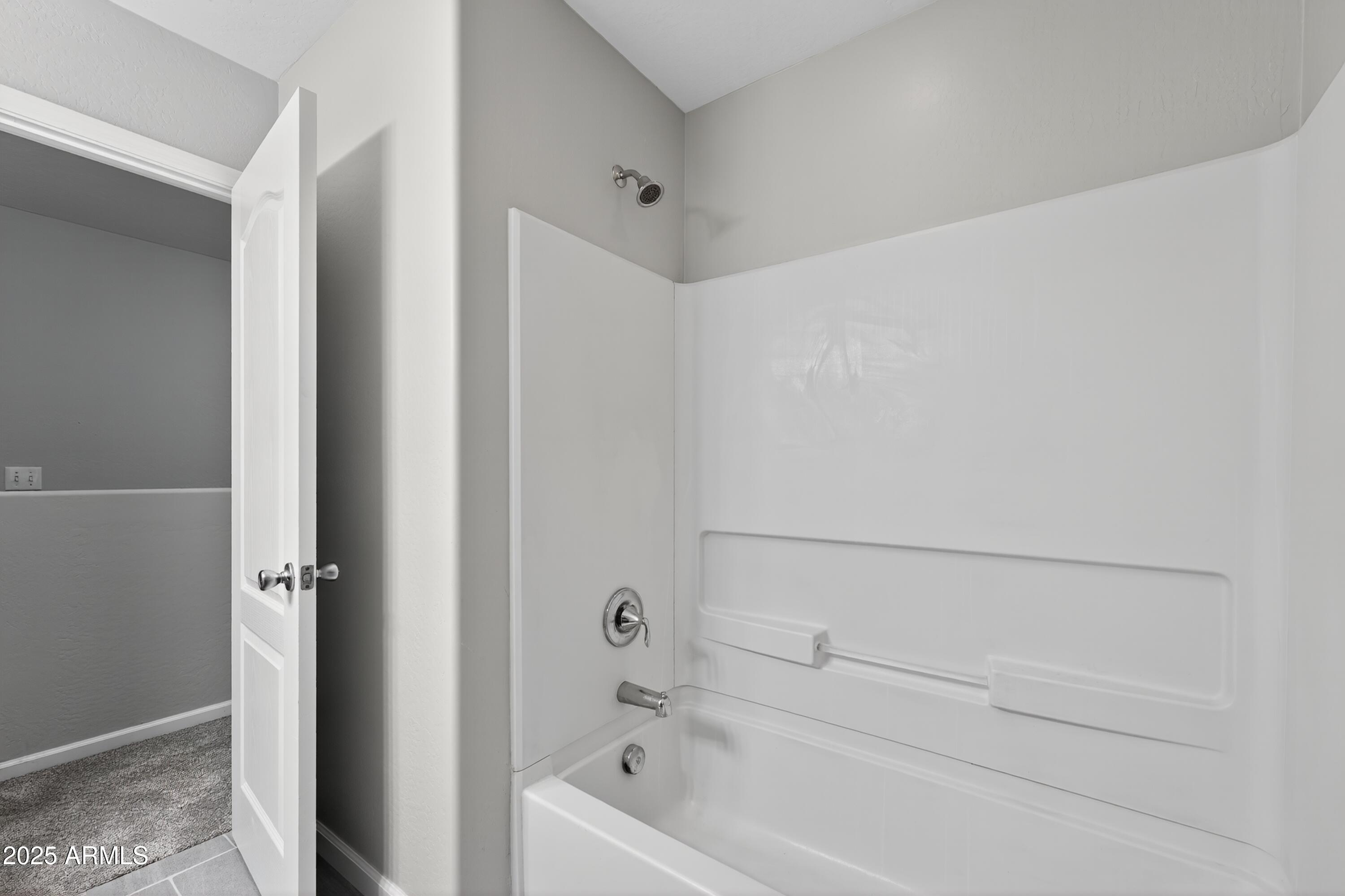 1250 South Rialto, Unit 31 Mesa, AZ 85209 - Photo 19 of 30 a bathroom with a bathtub