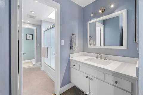 a en suite bathroom with a double vanity sink and mirror