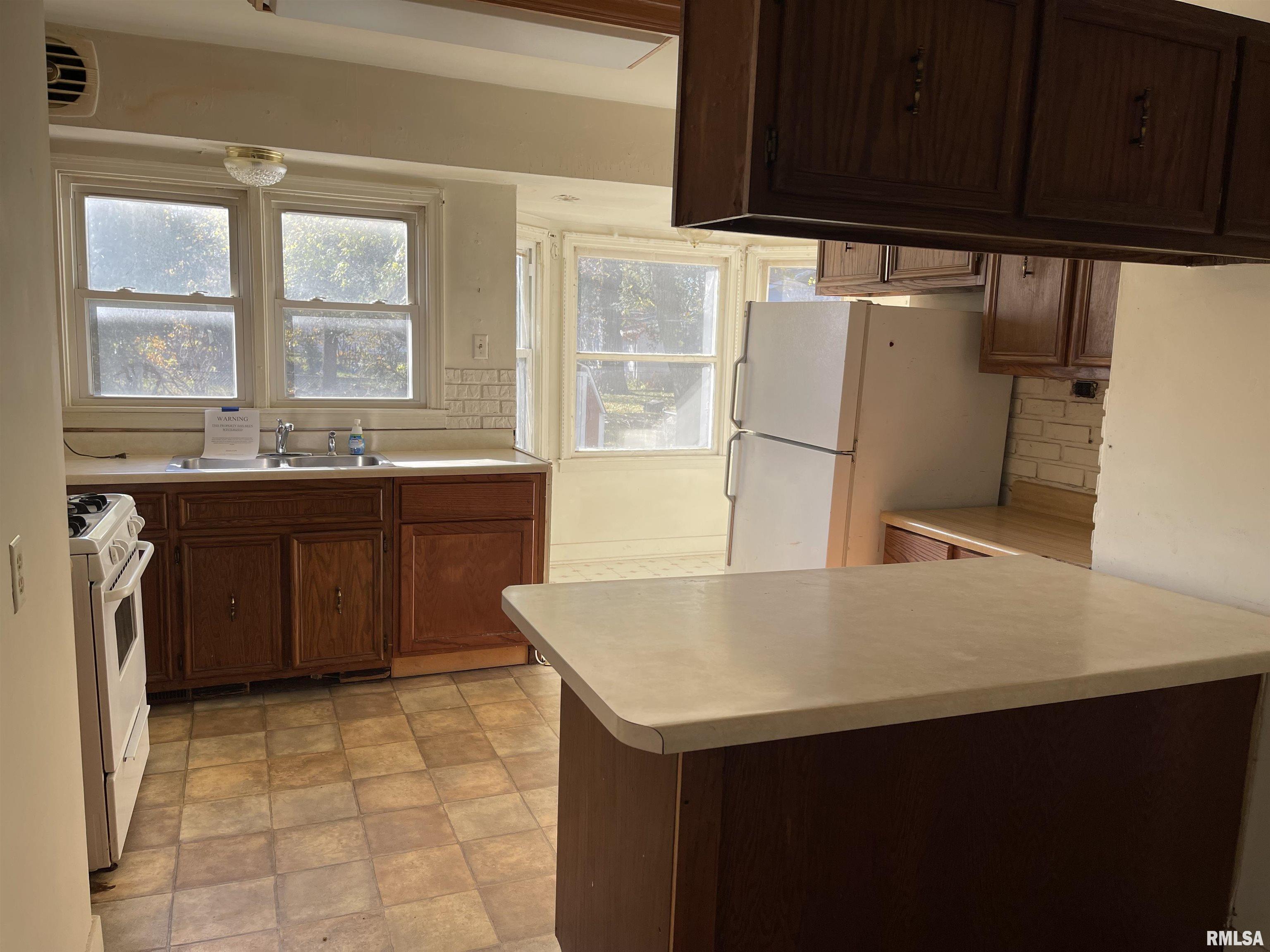 1131 West Marietta Street Decatur, IL 62522 - Photo 4 of 19