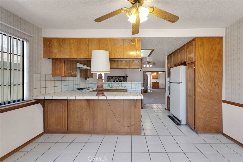 18043 Sunburst Road Victorville, CA 92395 - Photo 12 of 40