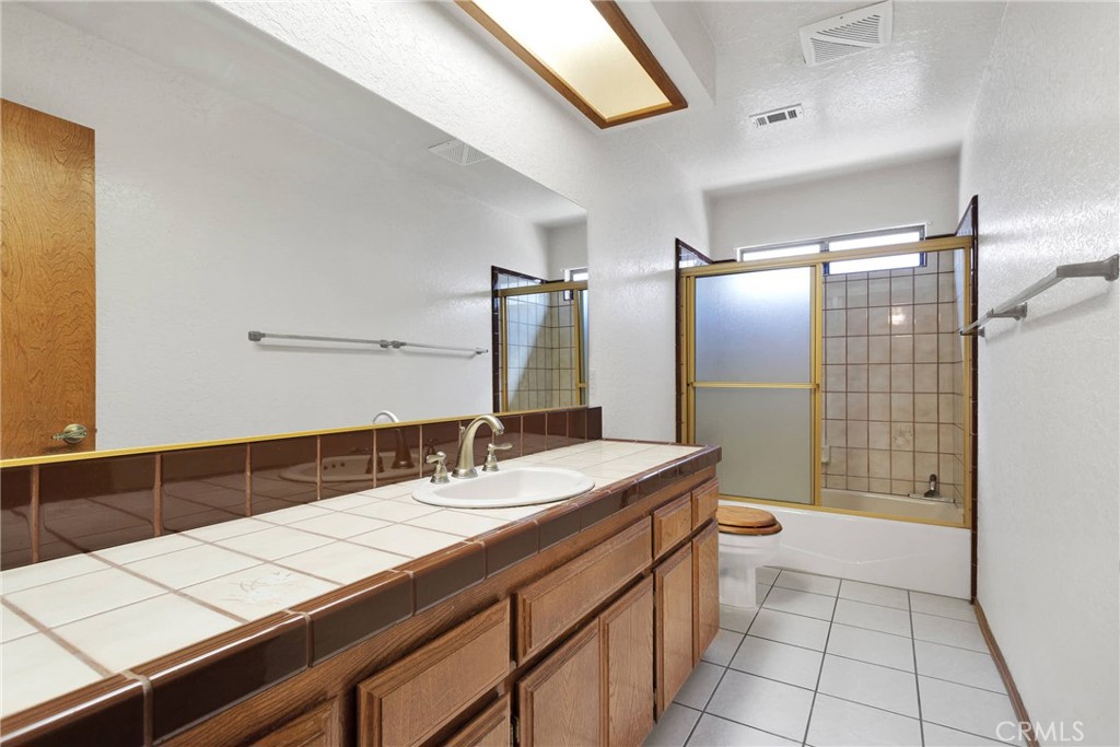 18043 Sunburst Road Victorville, CA 92395 - Photo 17 of 40