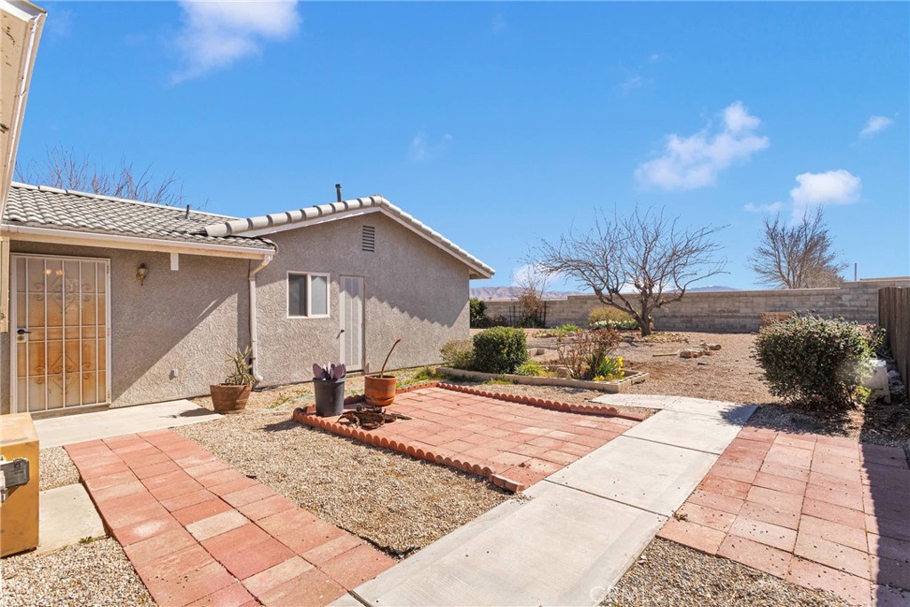 18043 Sunburst Road Victorville, CA 92395 - Photo 38 of 40