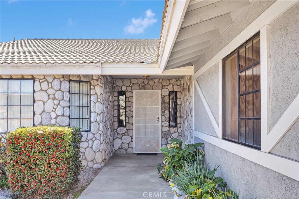 18043 Sunburst Road Victorville, CA 92395 - Photo 4 of 40