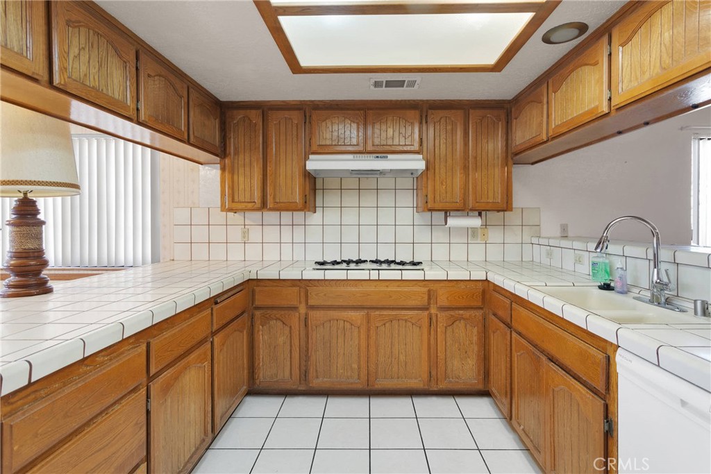 18043 Sunburst Road Victorville, CA 92395 - Photo 9 of 40