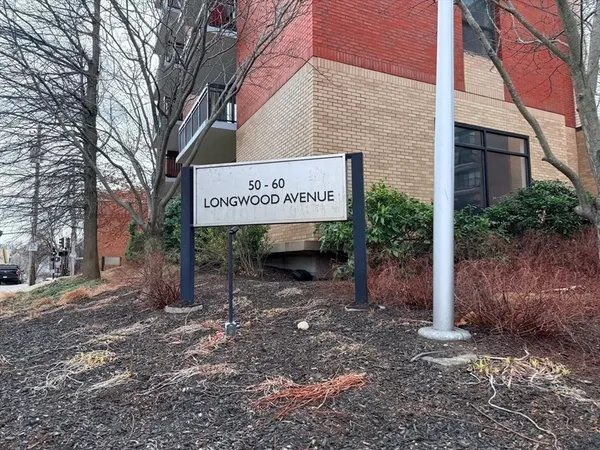 $2,600 | 60 Longwood Avenue, Unit 206, Brookline, MA 02446