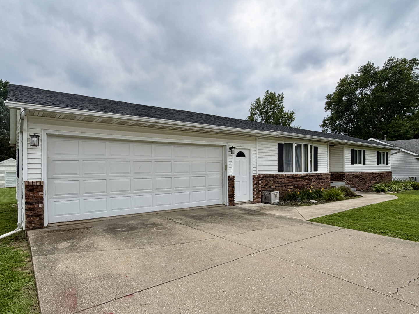 25445 Indian Ridge Road Sterling, IL 61081 - Photo 2 of 35