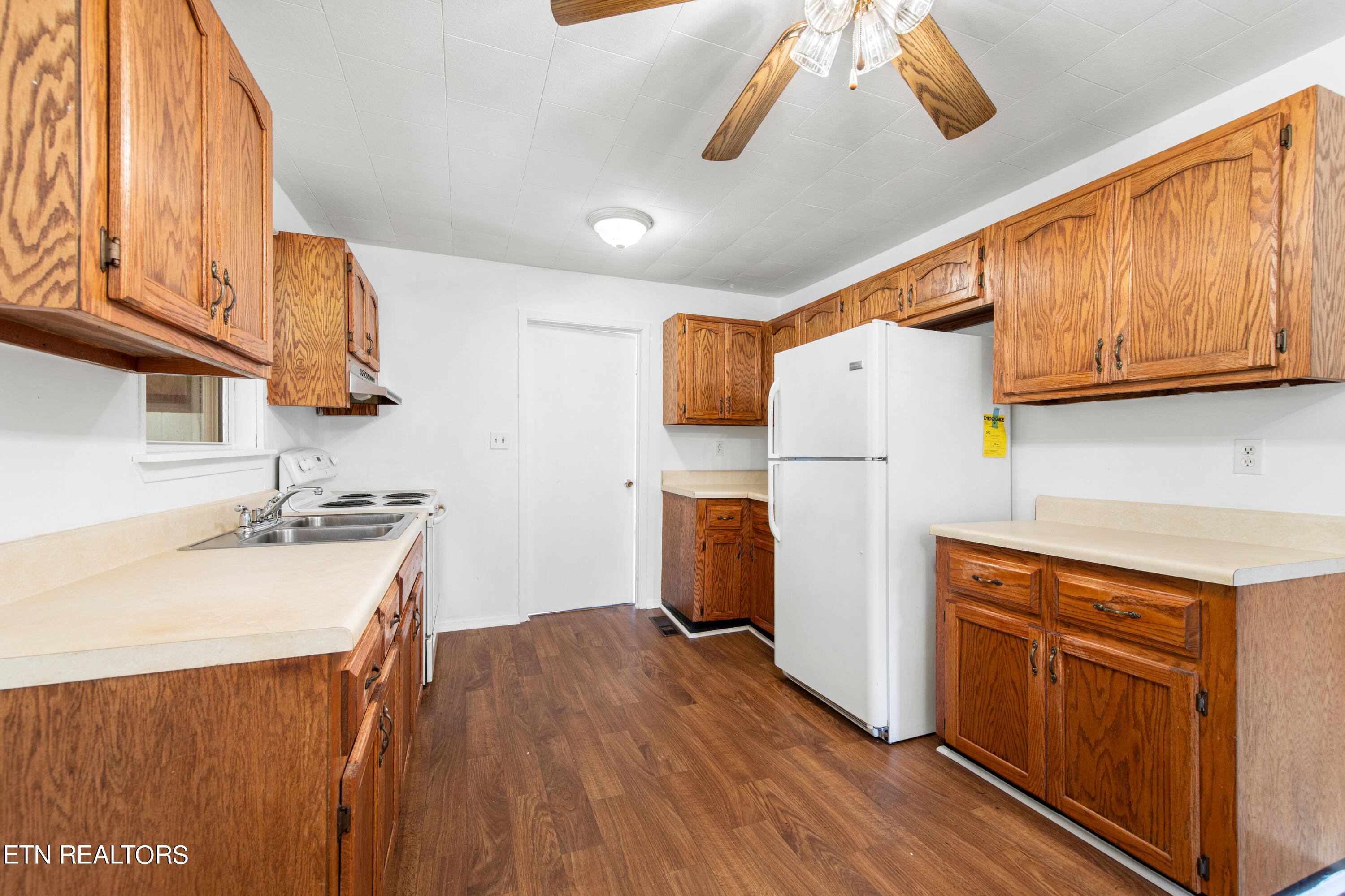 1485 Mountain View Road Robbins, TN 37852 - Photo 5 of 18 030A4024