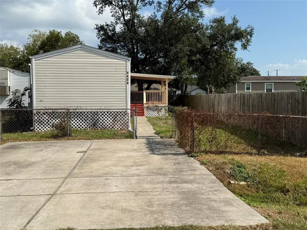 $1,250 | 4429 16th Street, Bacliff, TX 77518