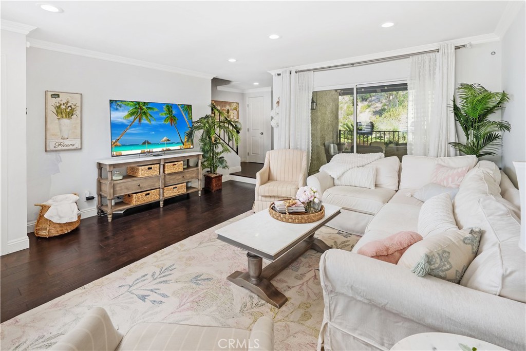 9735 Vía Roma Burbank, CA 91504 - Photo 8 of 39