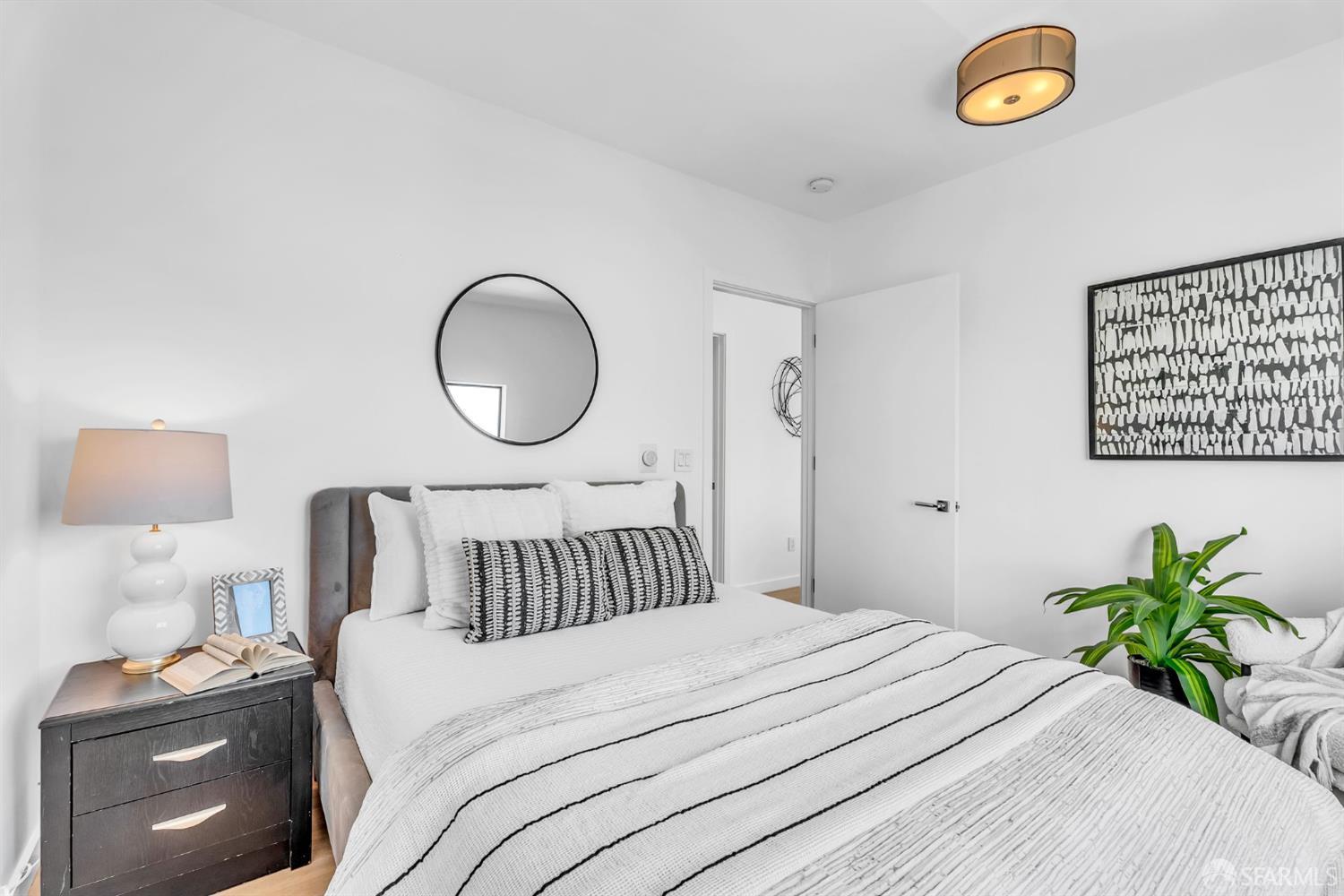 236 Shipley, Unit 405 San Francisco, CA 94107 - Photo 14 of 35 a bedroom with a bed and a lamp