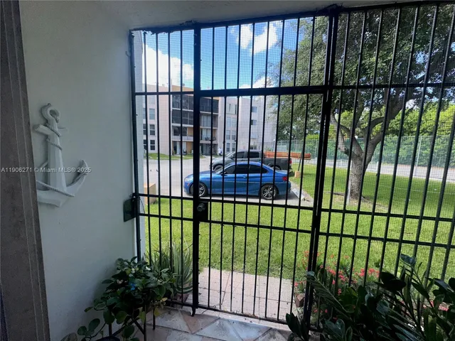 $224,900 | 9682 Fontainebleau Boulevard, Unit 114, Miami, FL 33172