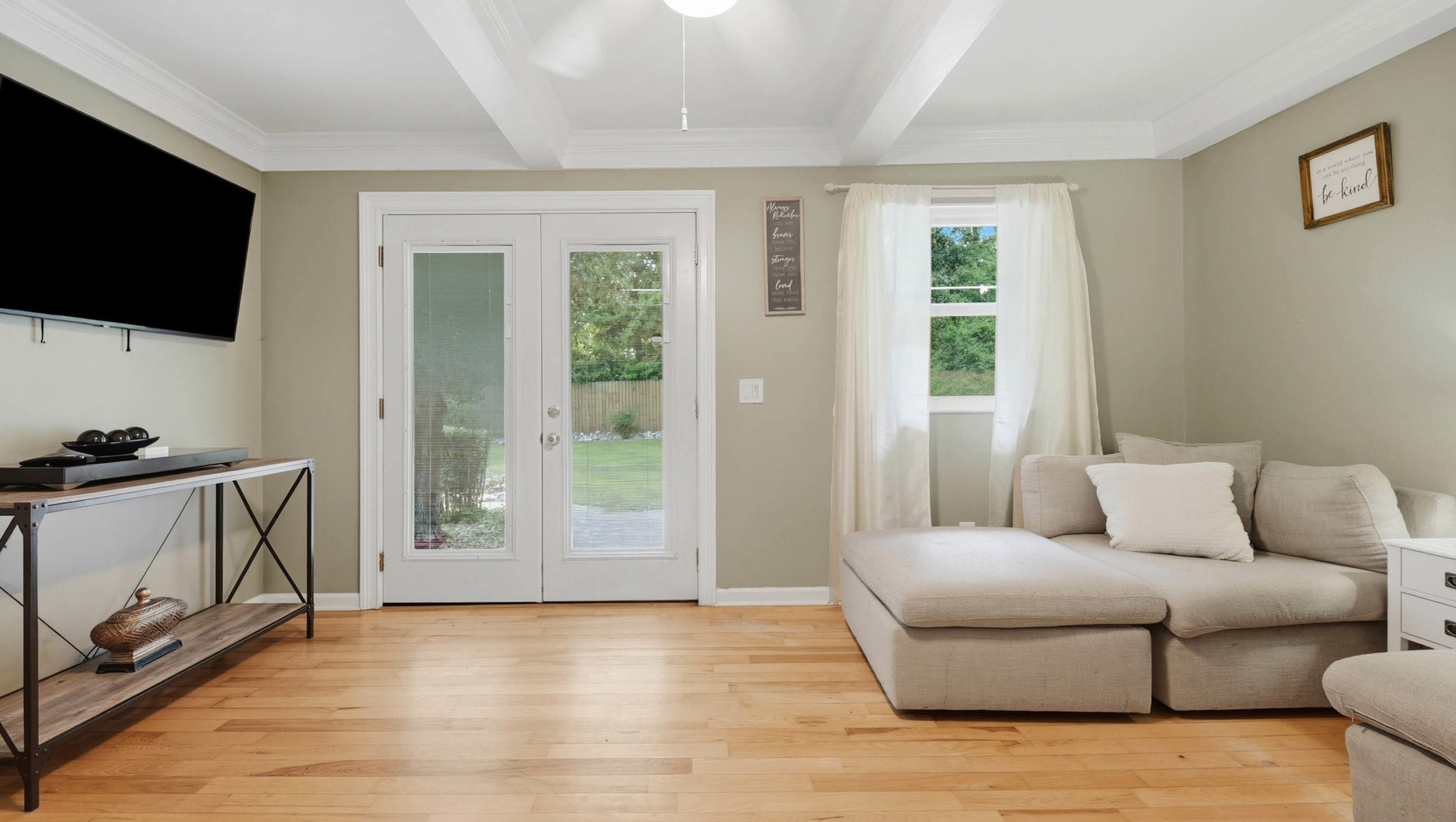 205 Masters Road Hixson, TN 37343 - Photo 16 of 40 Versatile Main-Floor Family Room