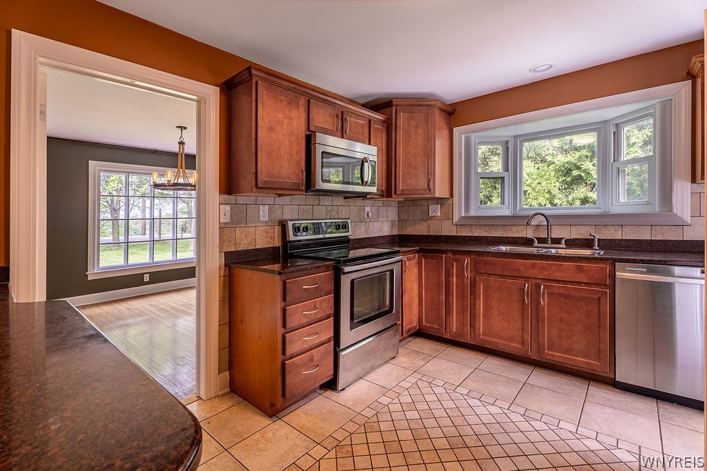 4669 Lower River Road Lewiston, NY 14092 - Photo 10 of 35
