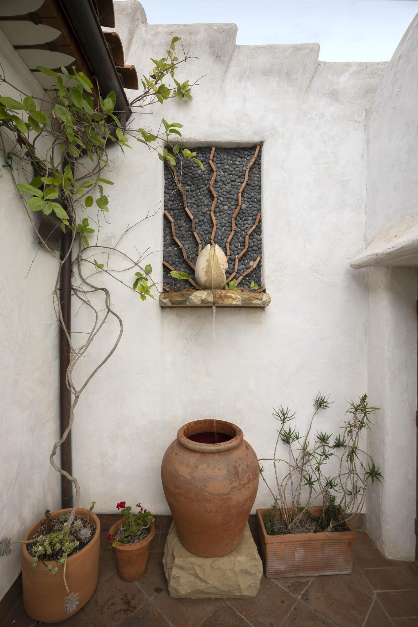 407 State Street Santa Barbara, CA 93101 - Photo 20 of 32 Terrace fountain