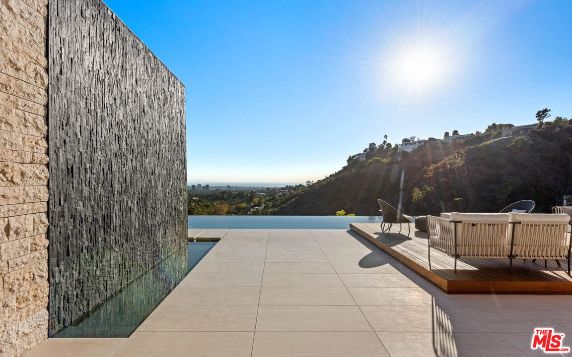 1035 Stradella Road Los Angeles, CA 90077 - Photo 24 of 36