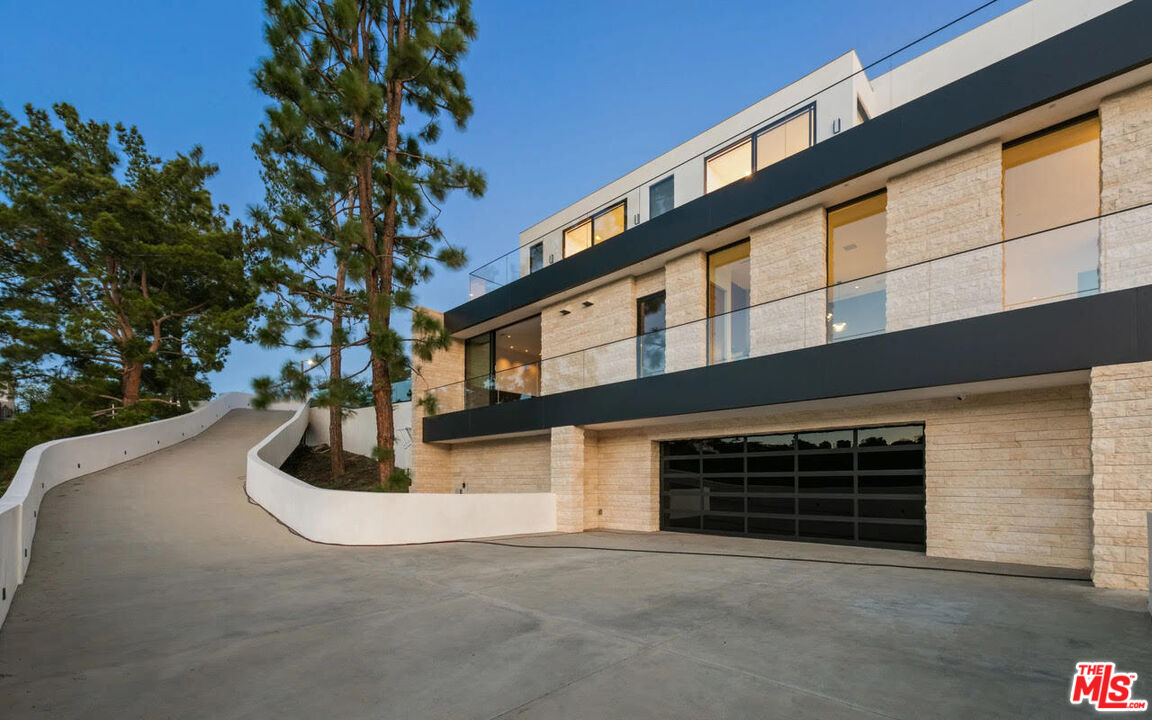 1035 Stradella Road Los Angeles, CA 90077 - Photo 4 of 36