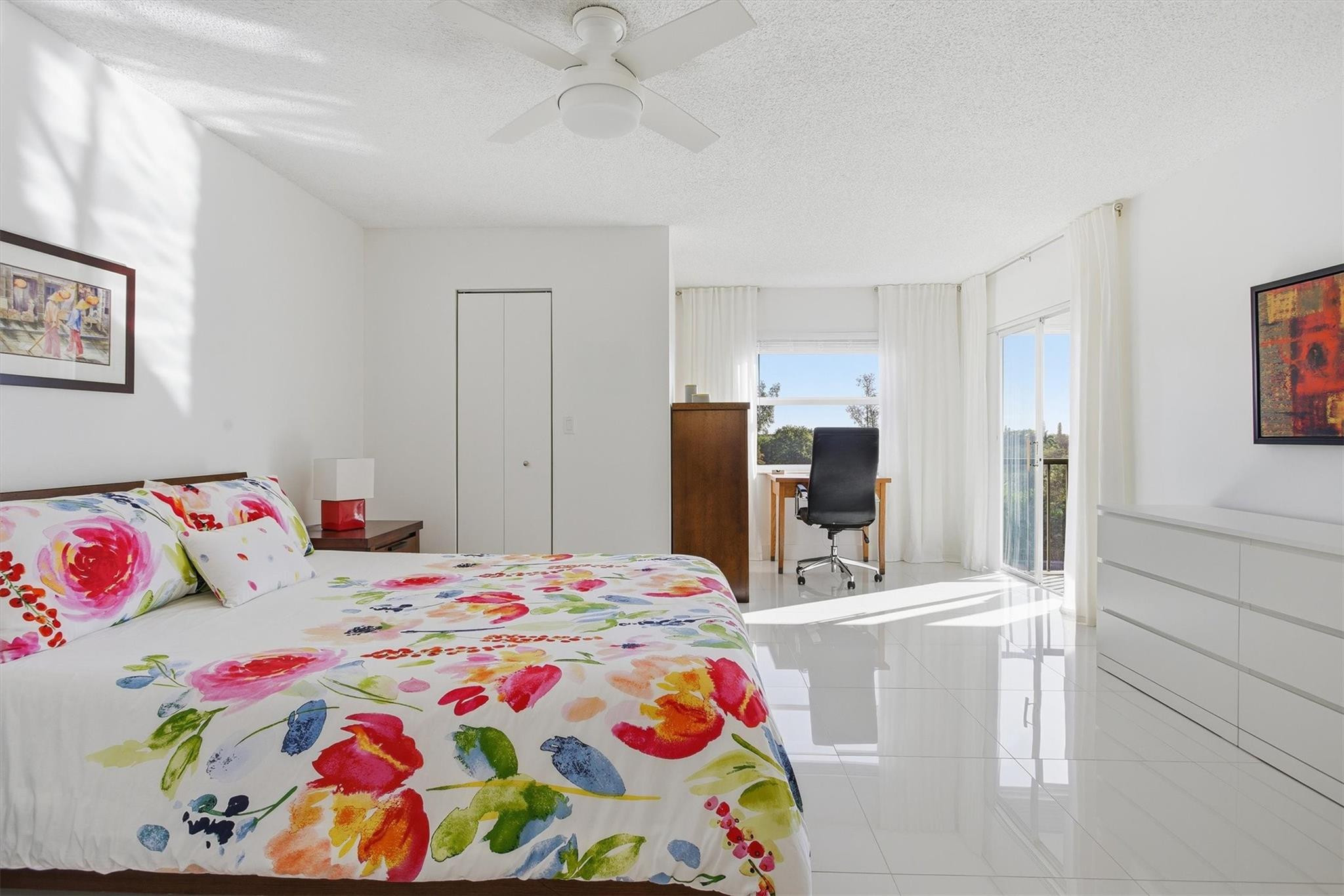 3930 Inverrary Boulevard, Unit 605D Fort Lauderdale, FL 33319 - Photo 18 of 52 a bedroom that has a bed and a table in it