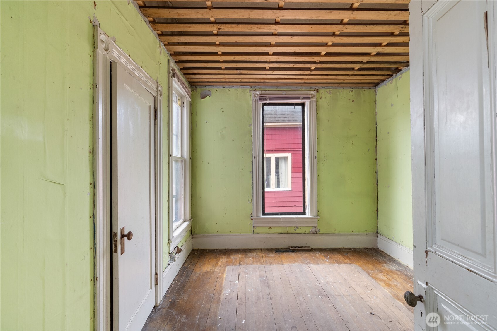 504 9th Street Hoquiam, WA 98550 - Photo 11 of 40 a view of entryway with a room