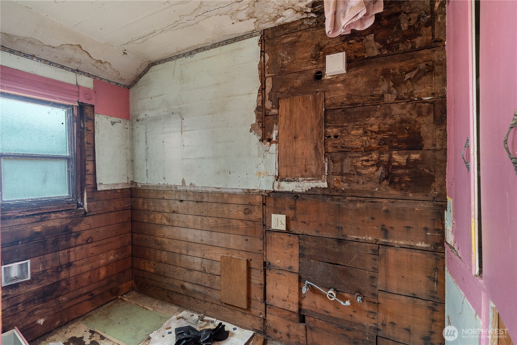 504 9th Street Hoquiam, WA 98550 - Photo 13 of 40 a bathroom with a shower