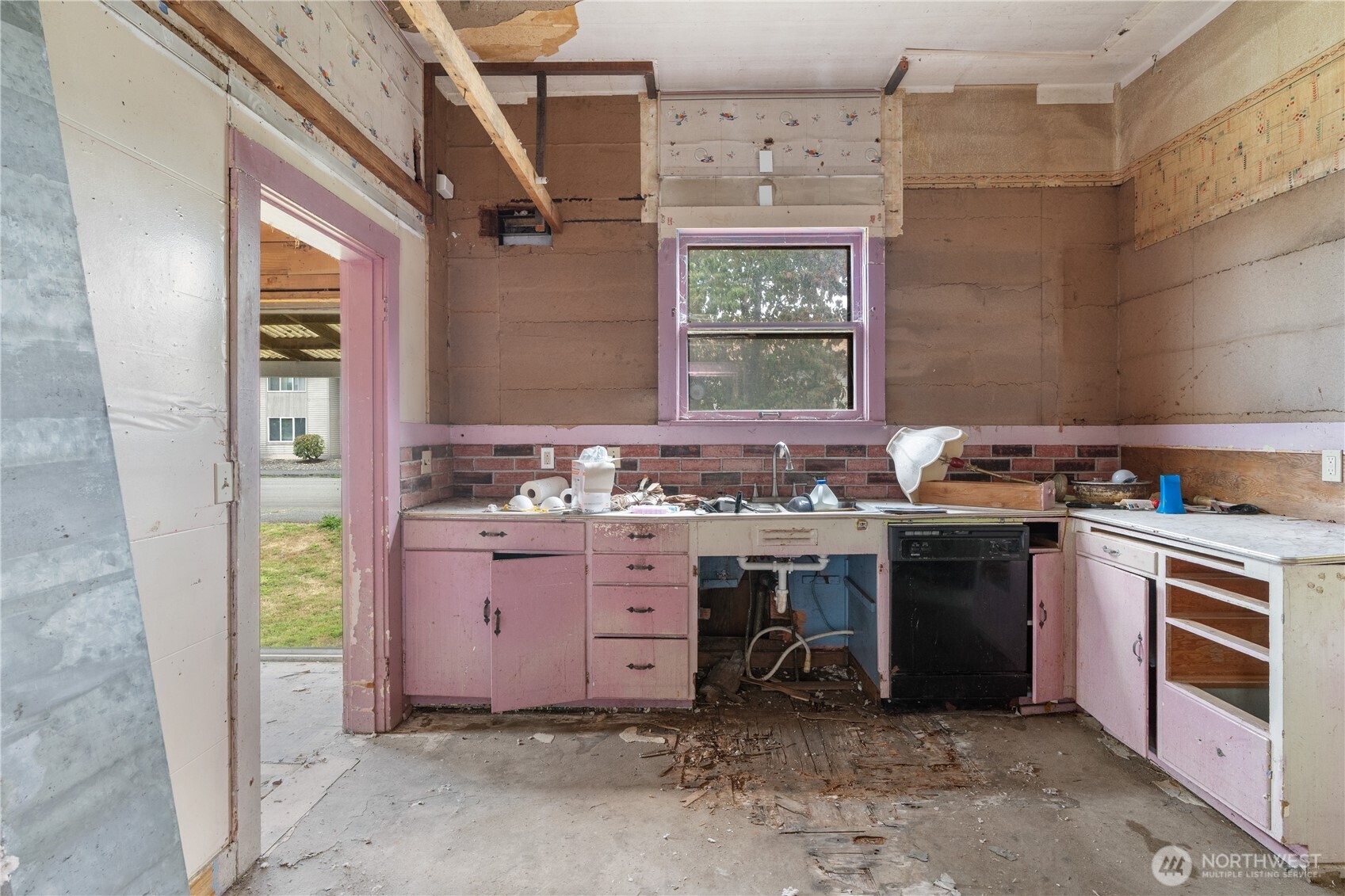 504 9th Street Hoquiam, WA 98550 - Photo 15 of 40 a kitchen with a stove and a sink