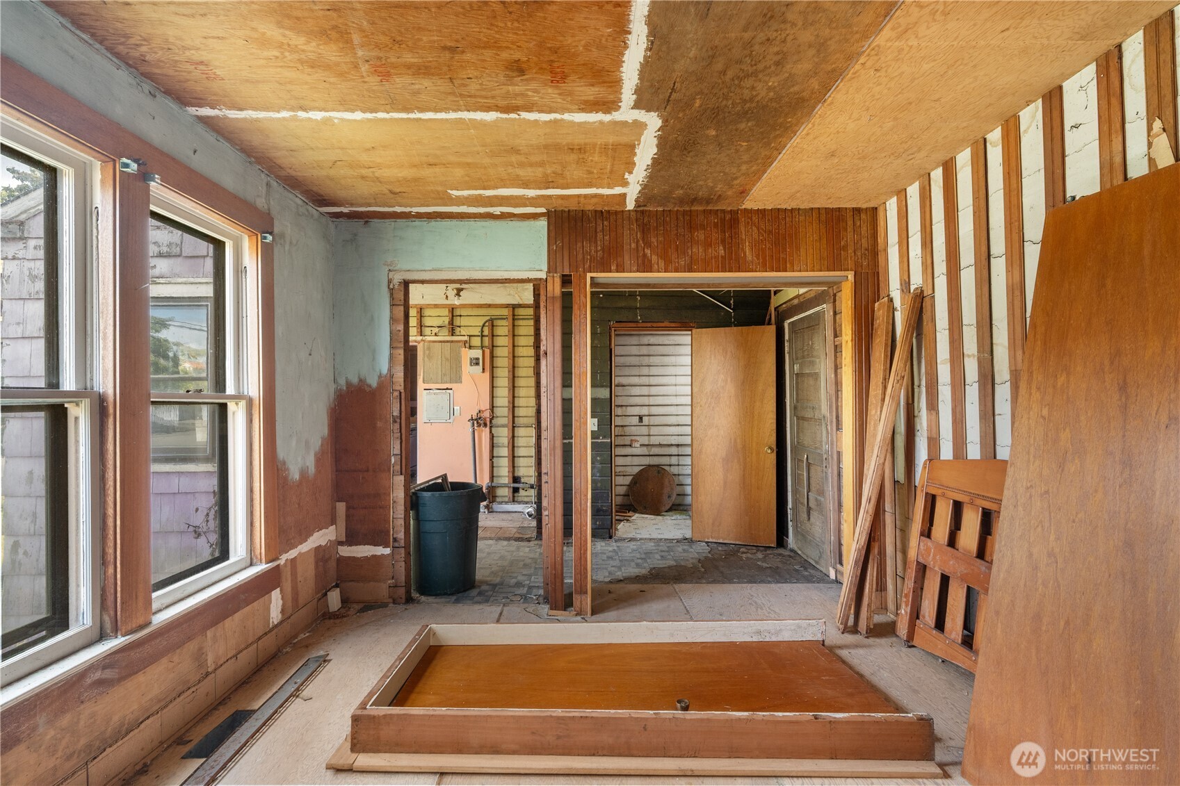 504 9th Street Hoquiam, WA 98550 - Photo 18 of 40 a room with table and chairs