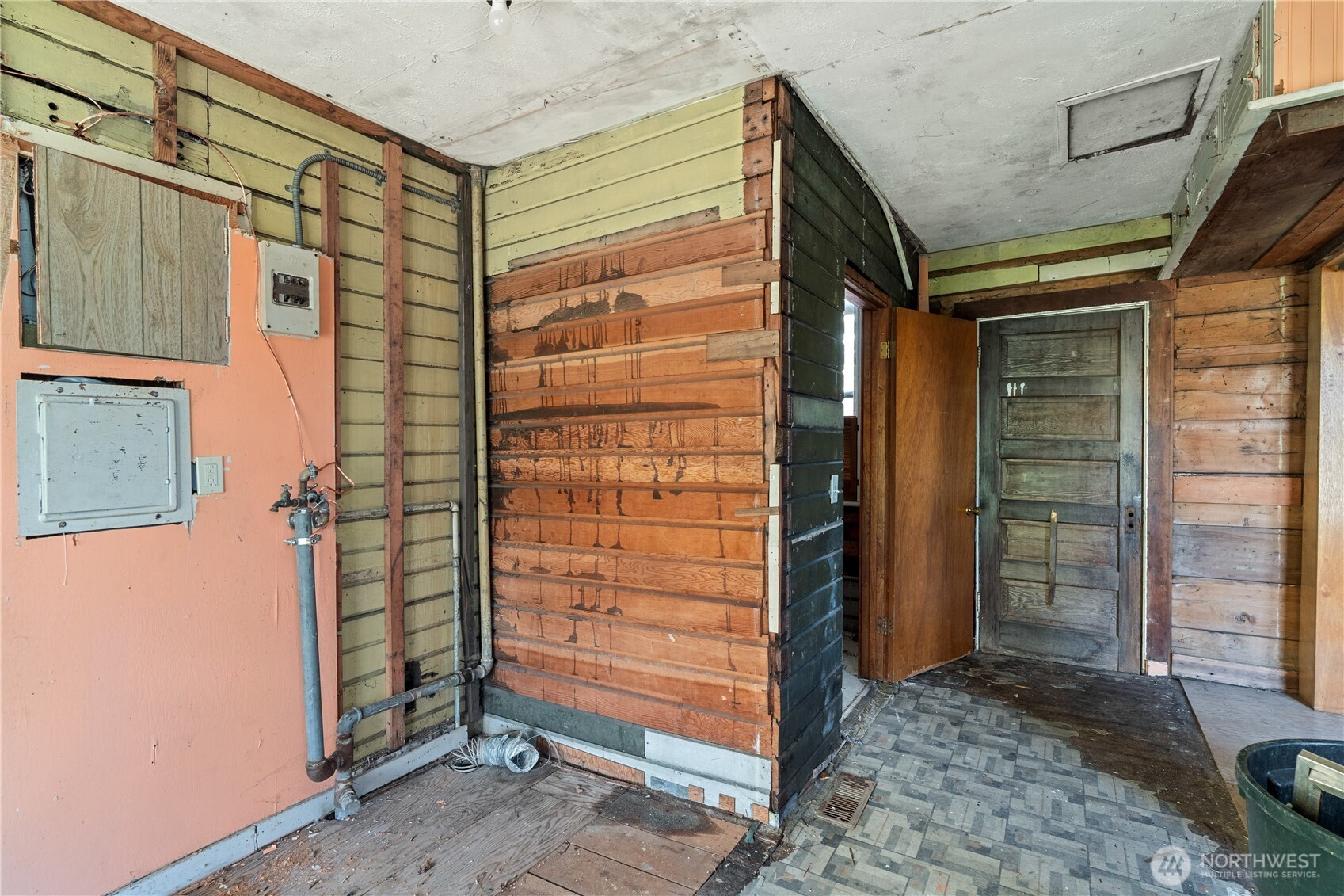 504 9th Street Hoquiam, WA 98550 - Photo 21 of 40 a view of door