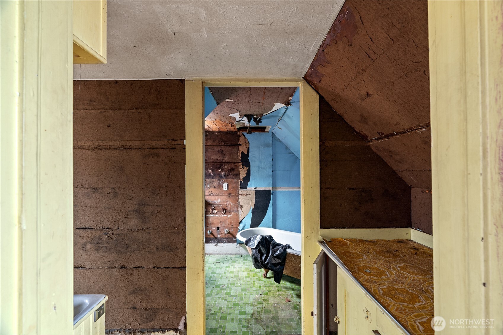 504 9th Street Hoquiam, WA 98550 - Photo 26 of 40 a view of bathroom