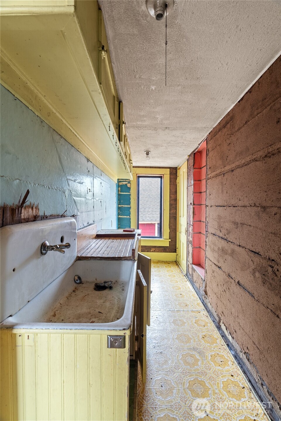504 9th Street Hoquiam, WA 98550 - Photo 27 of 40 a kitchen with a stove and a sink