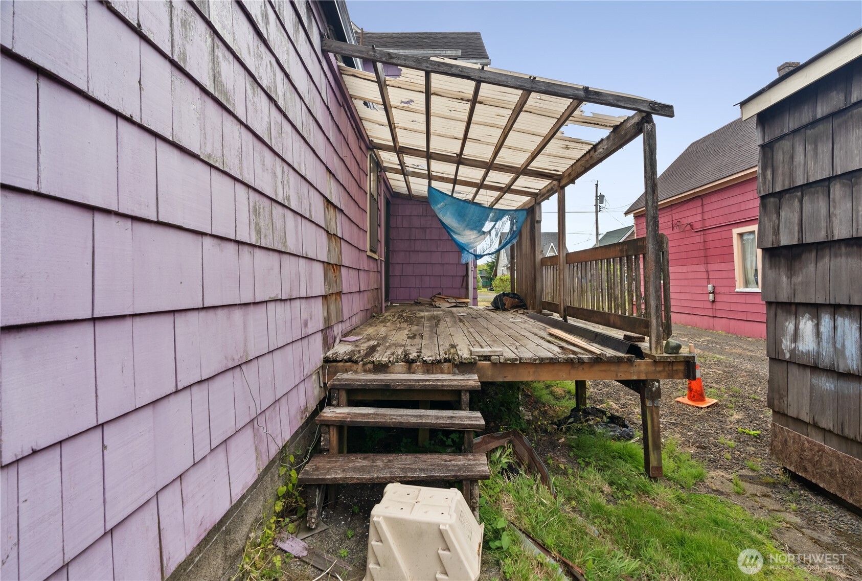 504 9th Street Hoquiam, WA 98550 - Photo 35 of 40 a balcony with chairs and a table