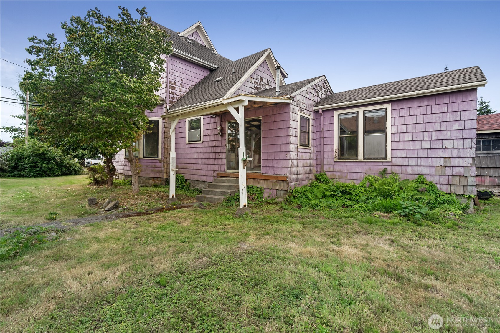 504 9th Street Hoquiam, WA 98550 - Photo 36 of 40 a front view of a house with a garden