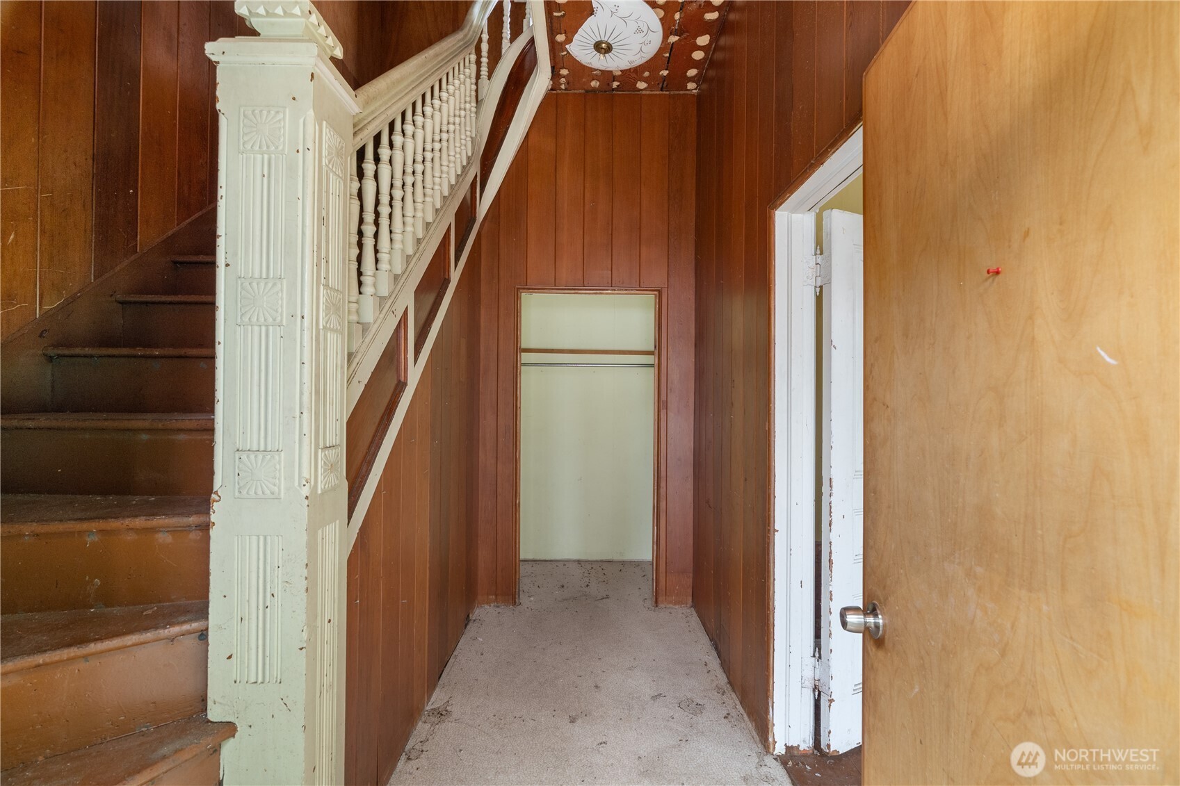 504 9th Street Hoquiam, WA 98550 - Photo 4 of 40 a view of hallway with stairs