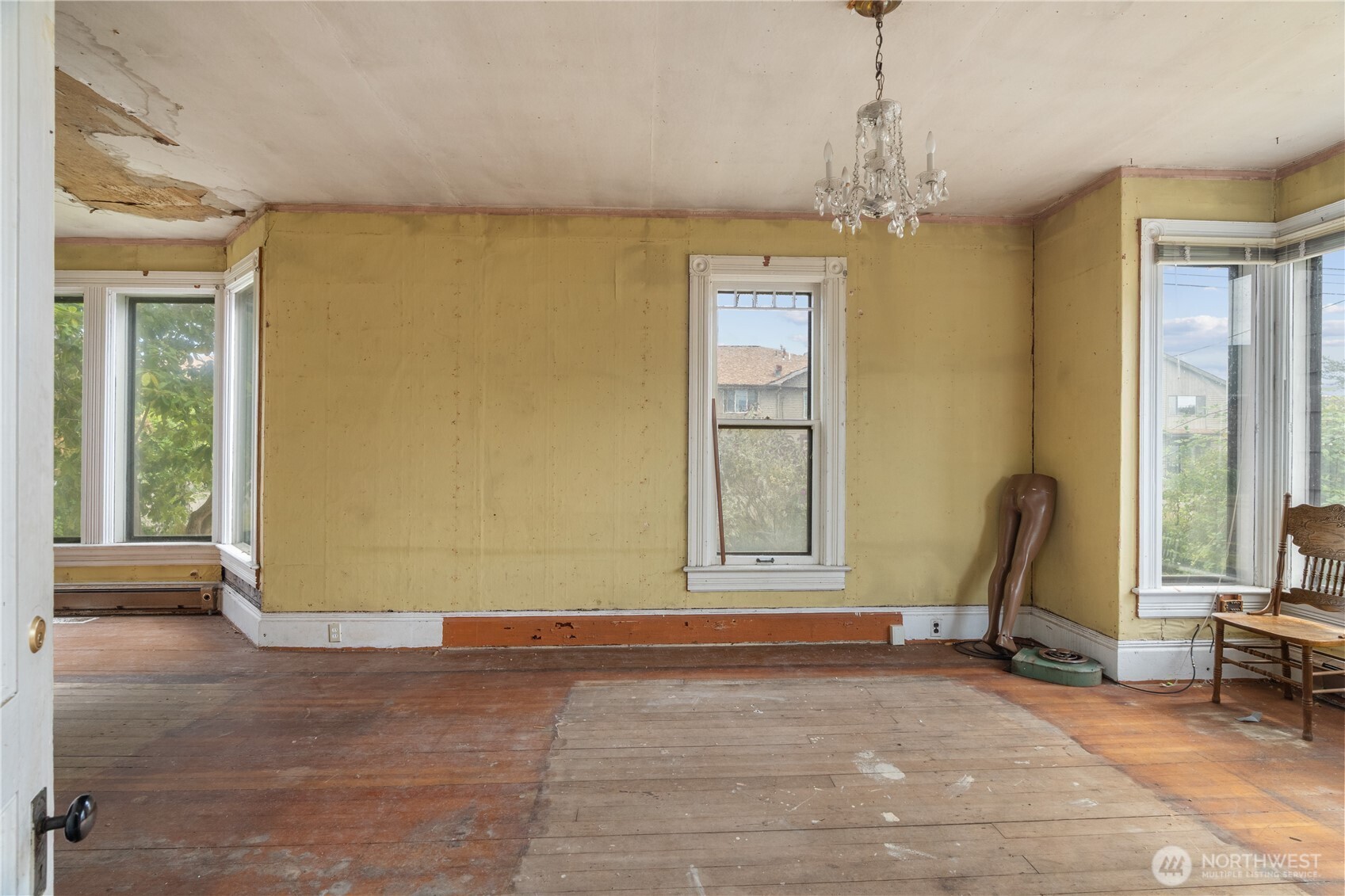504 9th Street Hoquiam, WA 98550 - Photo 5 of 40 a view of a livingroom with a furniture window and outside view