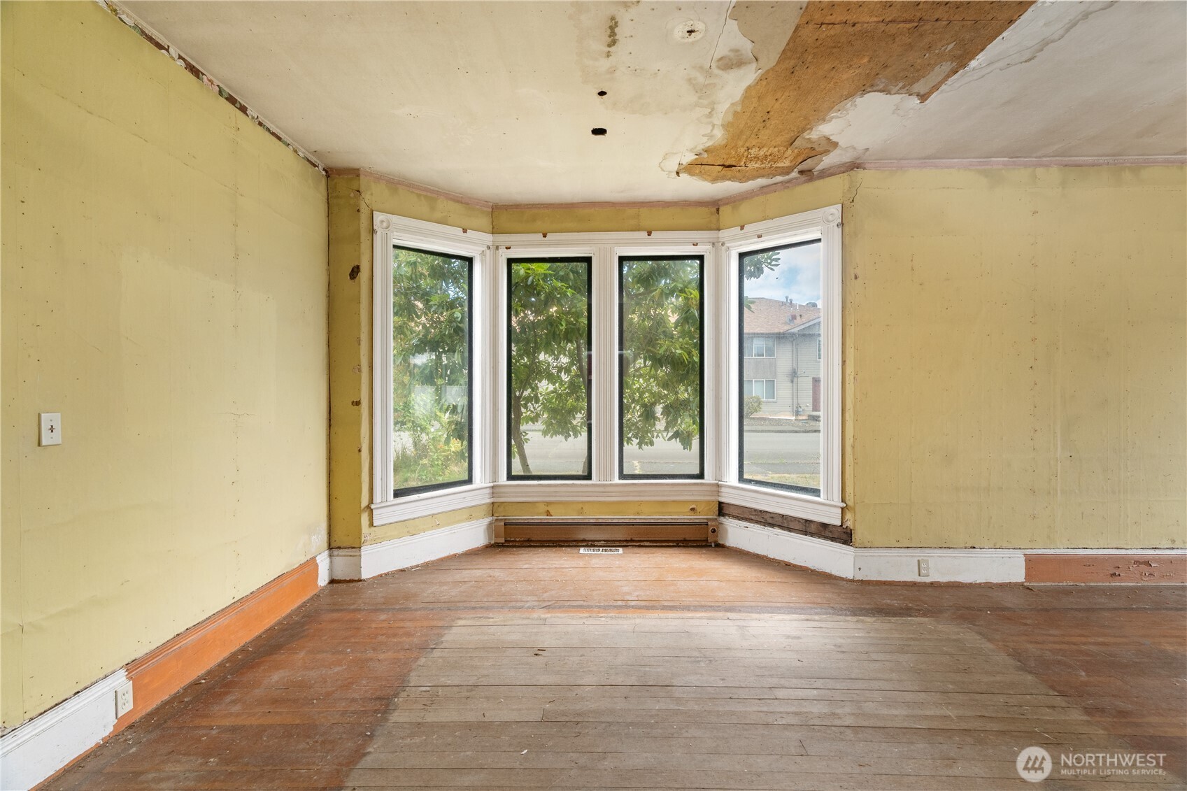 504 9th Street Hoquiam, WA 98550 - Photo 8 of 40 a view of an empty room with a window