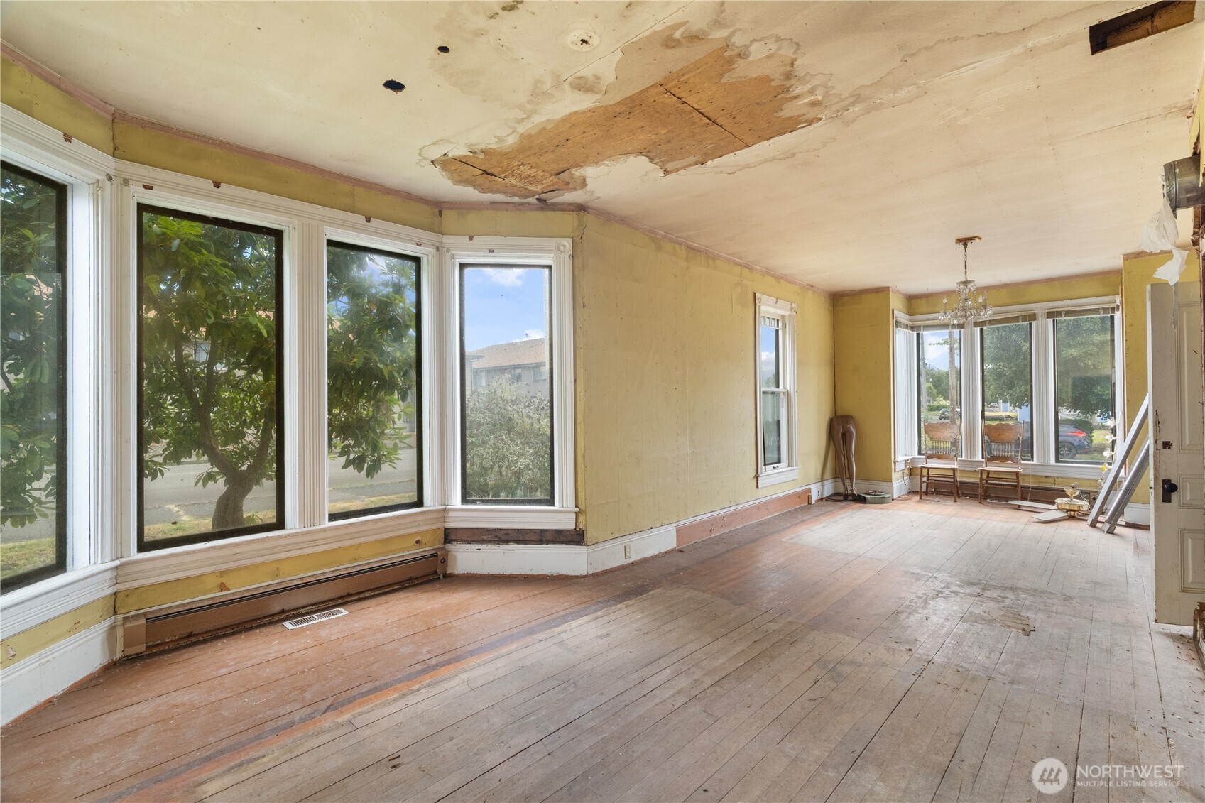 504 9th Street Hoquiam, WA 98550 - Photo 9 of 40 a view of an empty room with wooden floor and a window