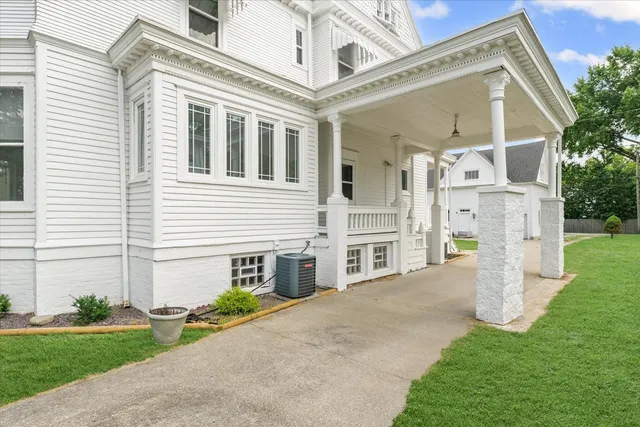 $325,000 | 242 West Center Street, Paxton, IL 60957